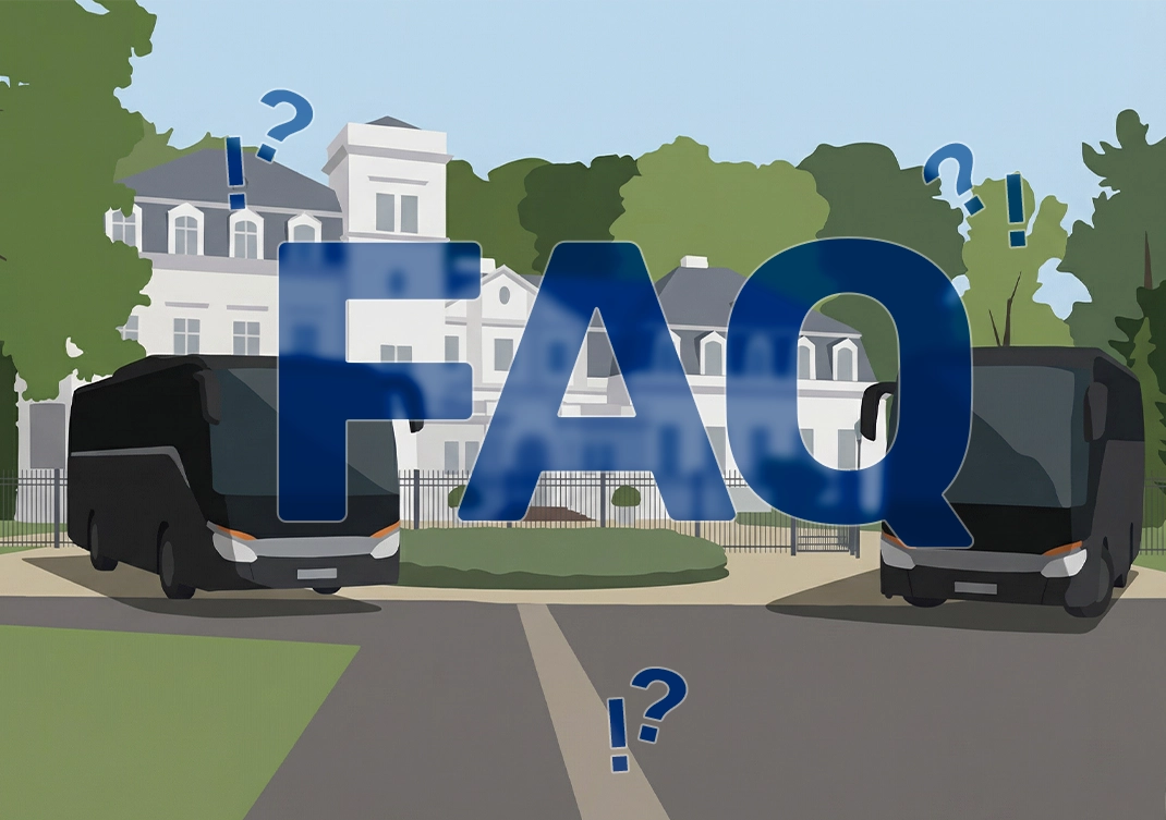 Zwei Reisebusse stehen auf einer Einfahrt vor einem großen weißen Gebäude. Über den Bussen sind die Buchstaben ‚FAQ‘ und mehrere Fragezeichen eingeblendet. Das Bild eignet sich für Busfahrten oder Informationen zu Busunternehmen in Potsdam.