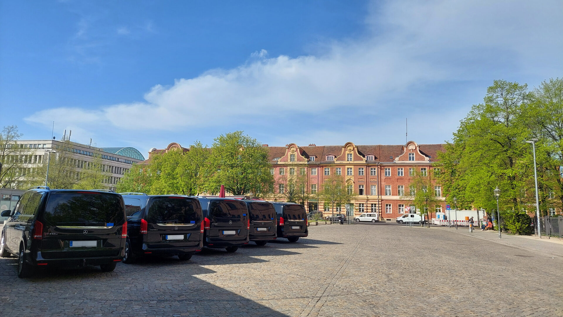 Heckansichten der schwarzen Mercedes V-Klassen von Potsdambus in der Innenstadt auf einem Platz