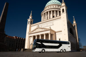 Potsdam Alter Markt mit Nikolaikirche und Bus