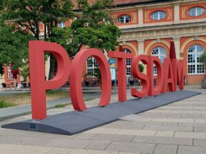 Schriftzug POTSDAM vor dem Filmmuseum