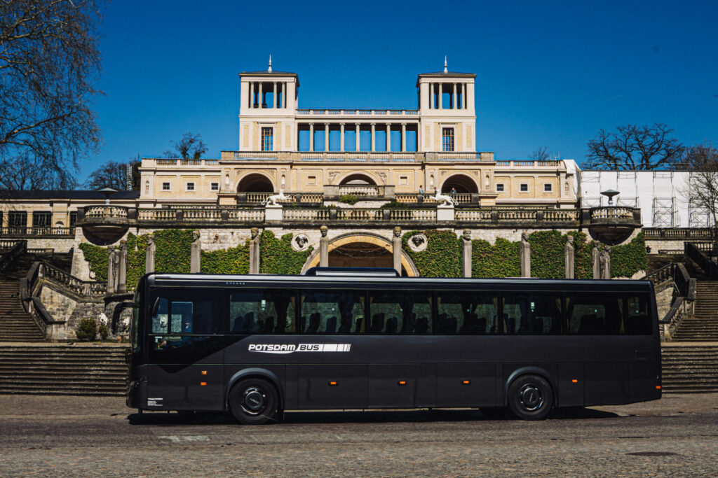 Bus vor dem Orangerieschloss in Potsdam Maulbeerallee Park Sanssouci