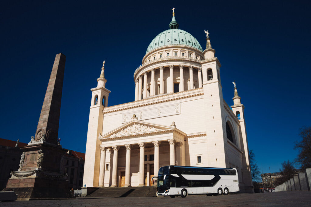 Bus auf dem Alten Markt in Potsdam